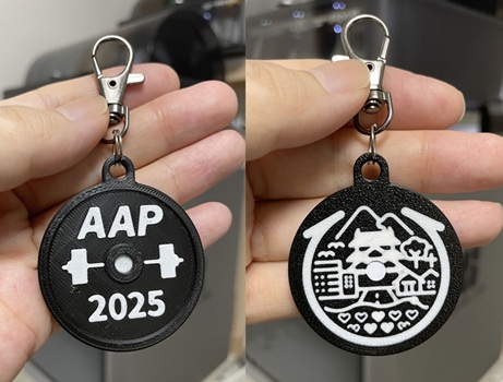 姫路市公式ロゴキーホルダー（表：姫路市公式ロゴ／裏：AAP 2025）